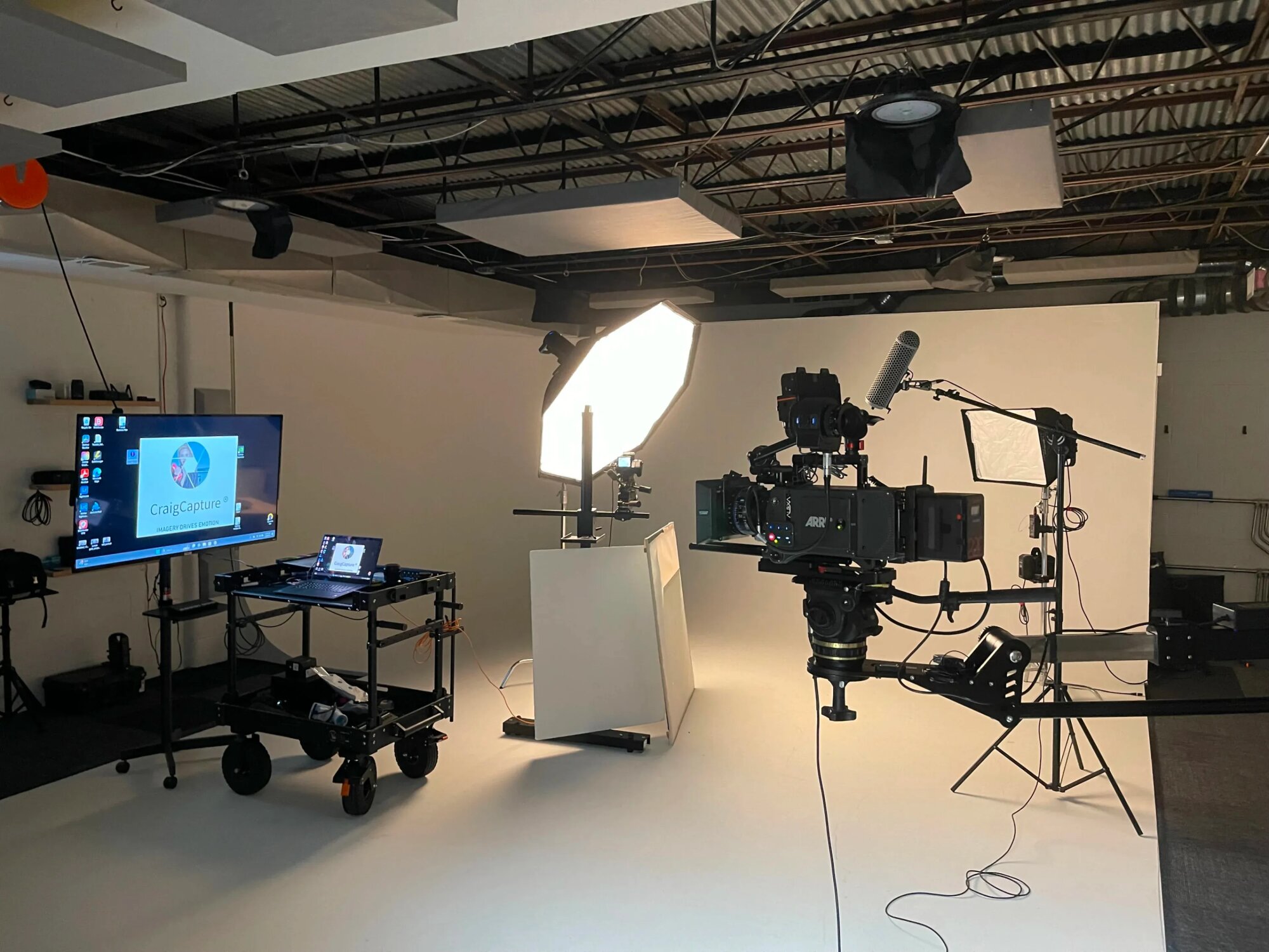 Foto a video studio s bílým pozadím