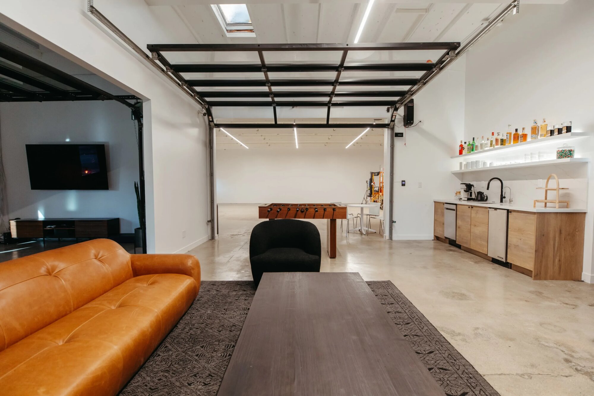 Moderný průmyslový lounge a open-space studio