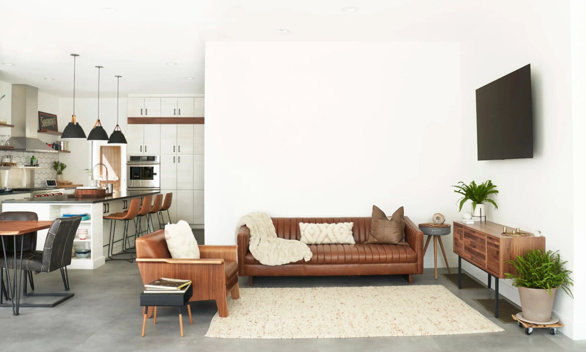 Moderný studiový prostor s kuchyňkou a lounge zónou