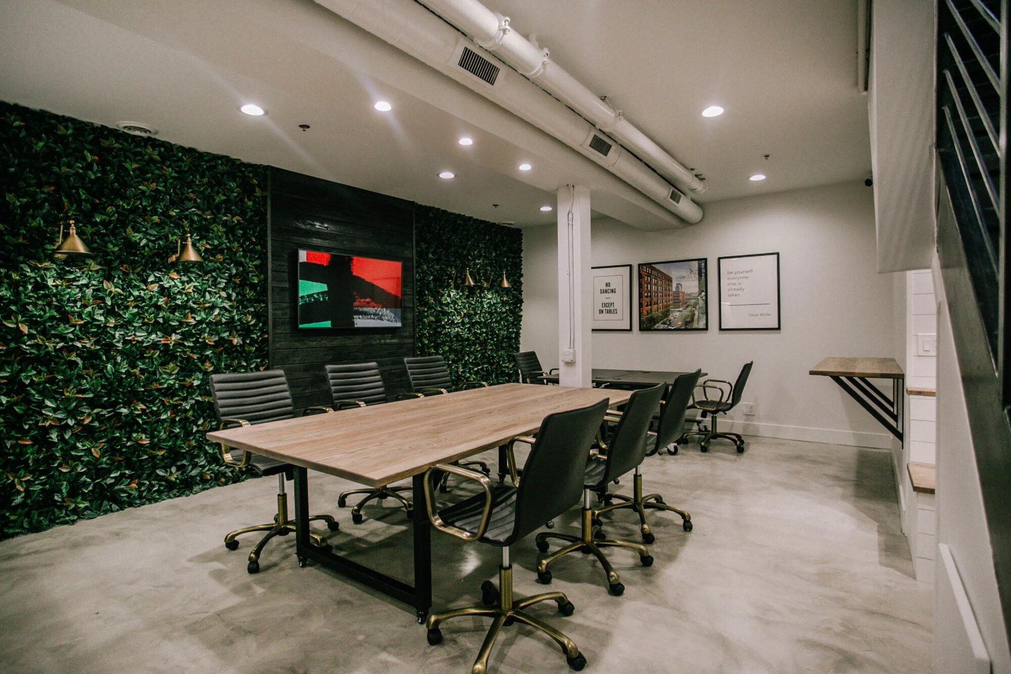Flexibilní pracovní prostor s čistým designem a technickým zázemím