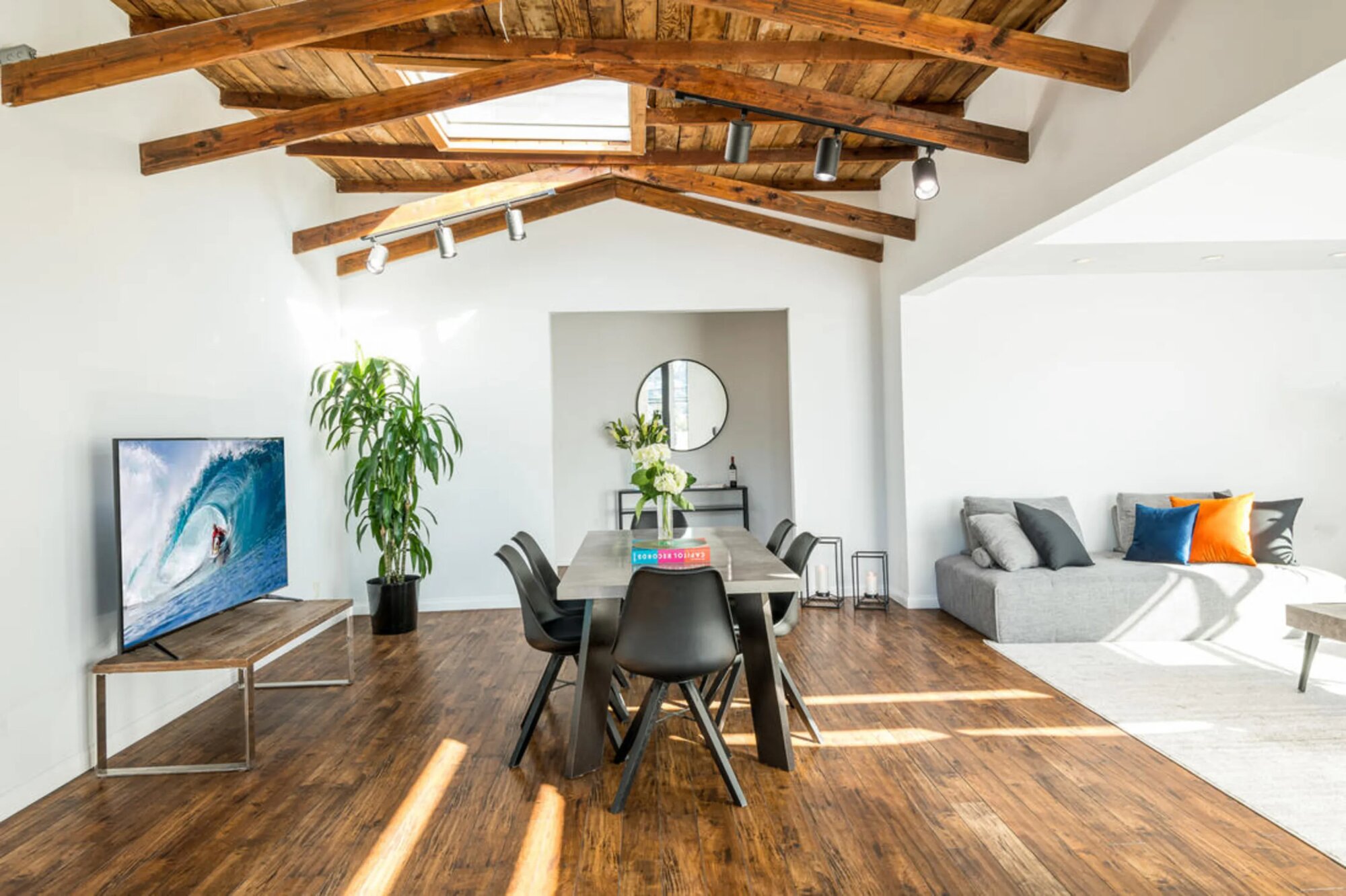 Moderné studio s terasou, střechou a přirozeným osvětlením