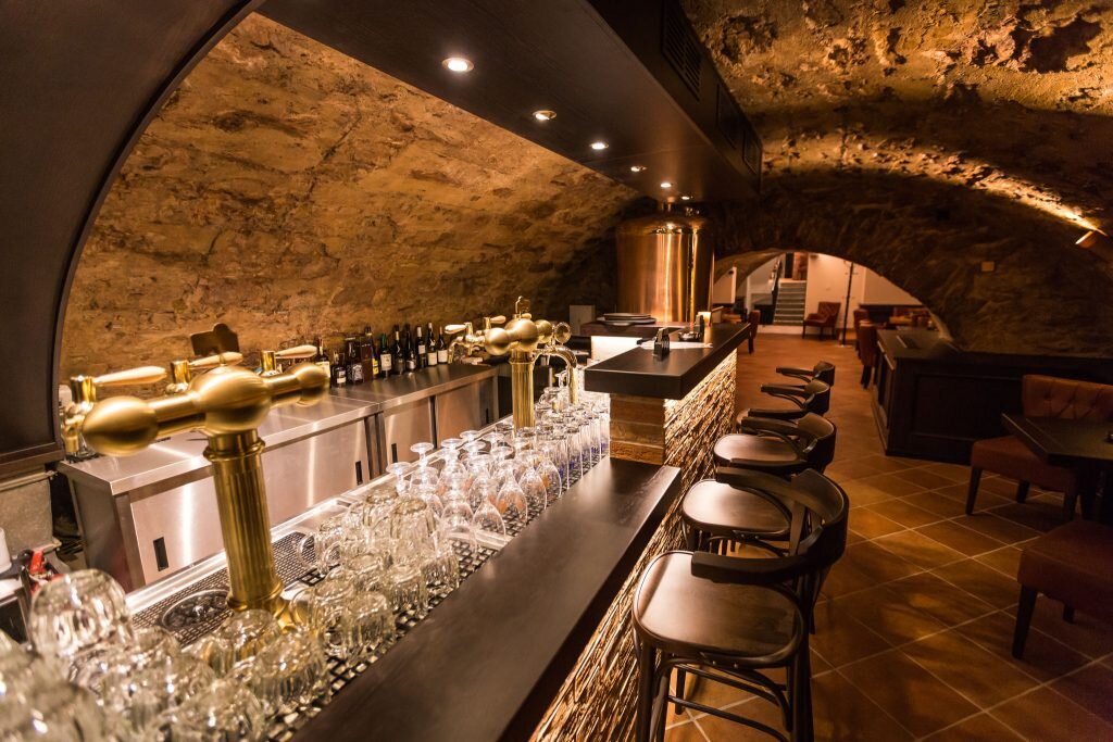Restaurace s pivnicí pivovarny v historické budově v centru Banské Bystrice