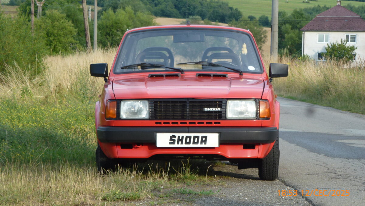 Červené originální Škoda 120 GLS z roku 1987