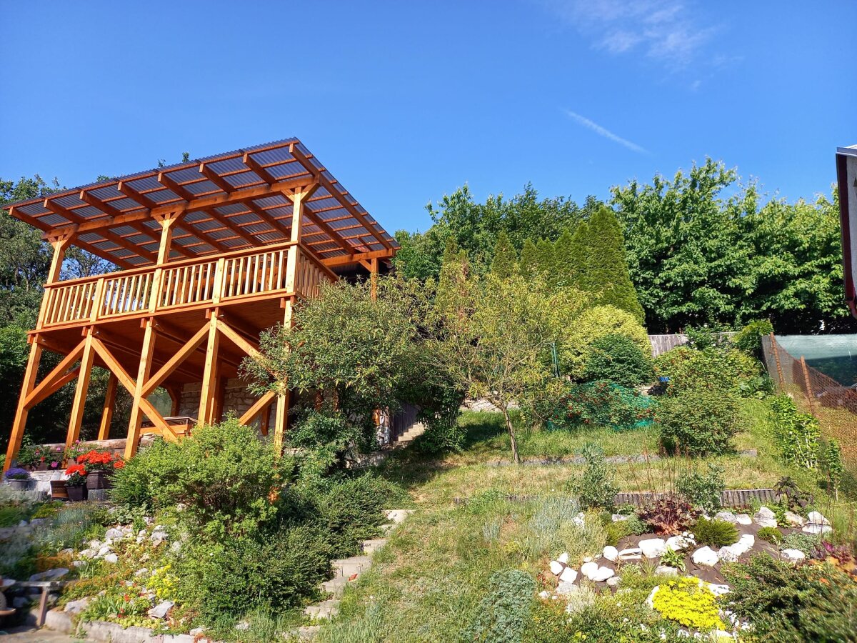 třípatrová chata s novou velkou zastřešenou terasou, terasovou zahradou, skalkou