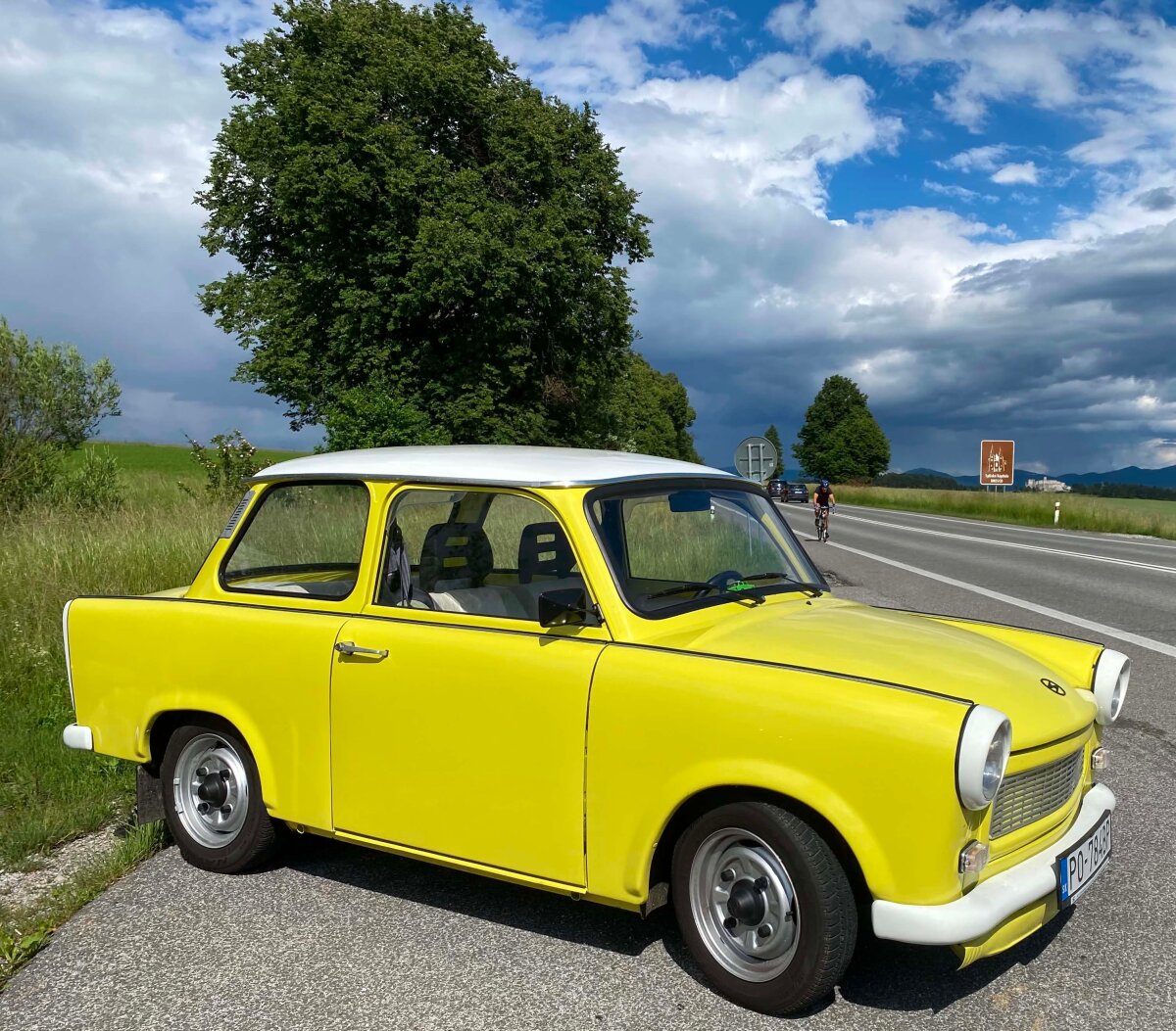 Žlutý trabant 601 veterán z roku 1979 a retro kola