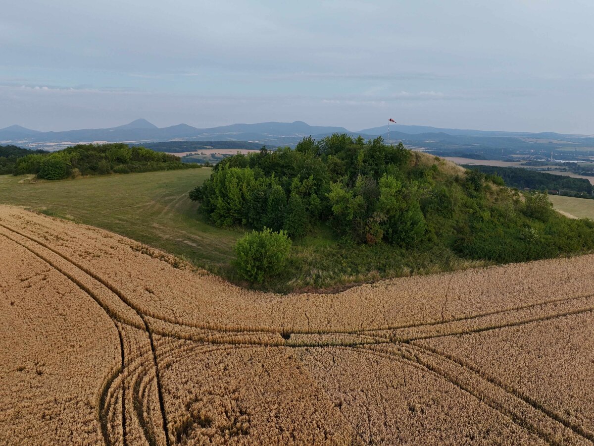 letisková plocha 150.000 m2 (15ha) s výhľadom na České stredohorie a Krušné hory