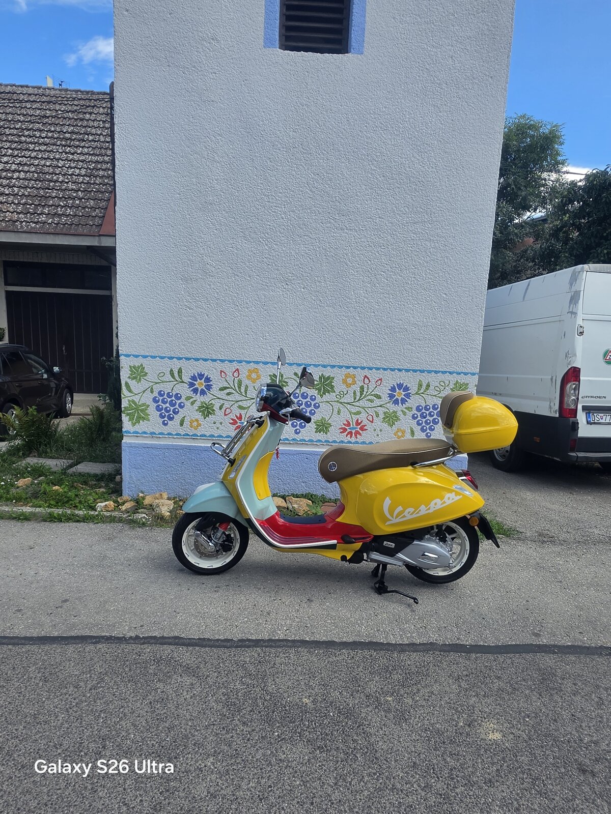 Vespa 125 Primavera červená a farebna v limitovanej edicii od Seana Woterspoona