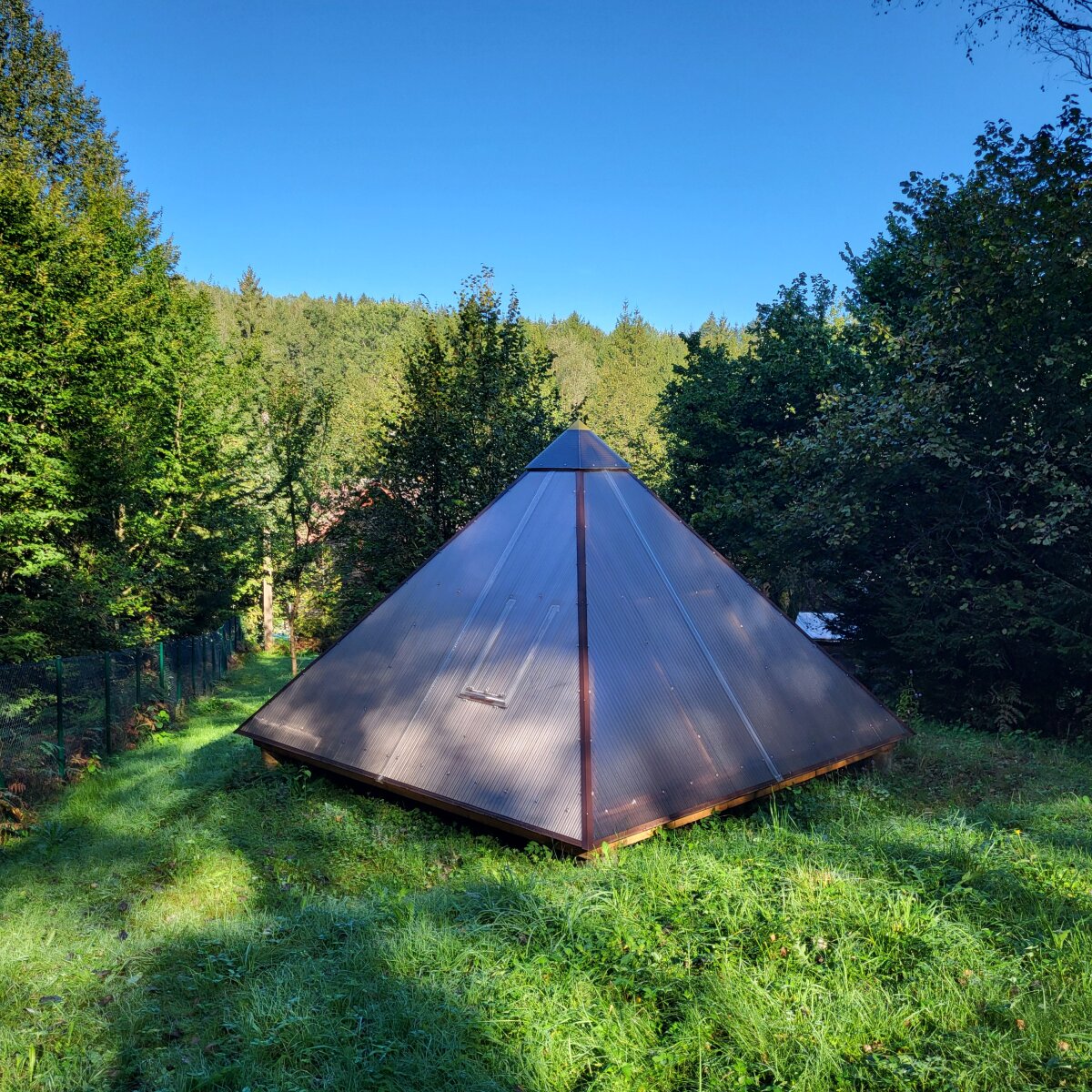 Lesní dřevěná pyramida u Jablunkova