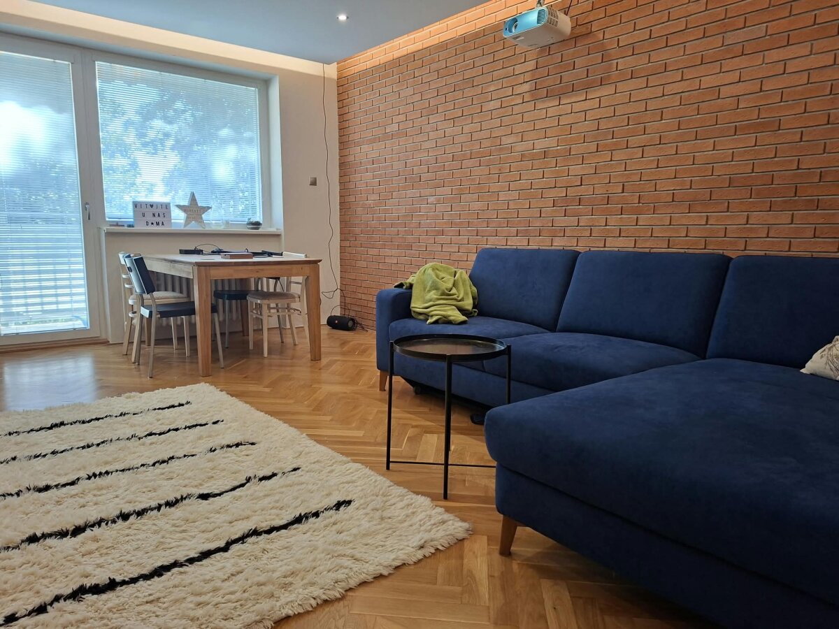 Útulný starší byt s tehlovou stenou