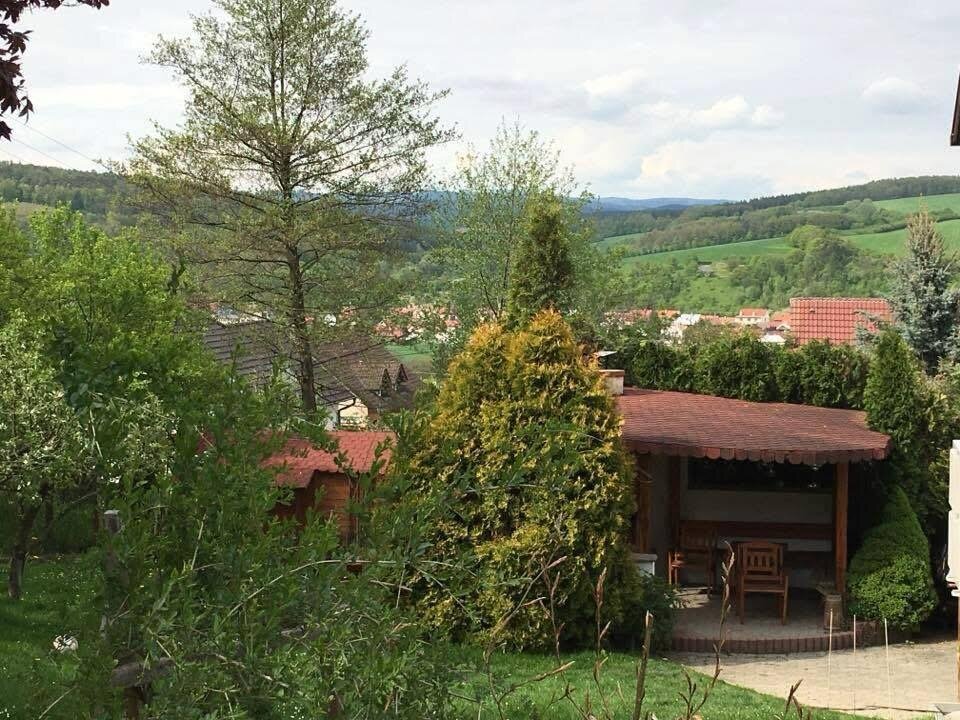 Rodinný dům( 2 byty) se zahradou , altánem a zahr.domkem
